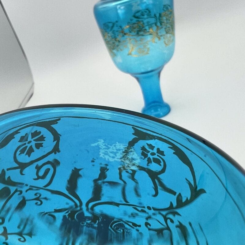 Antica bottiglia con bicchiere da notte in vetro celeste con decorazione oro Categoria  Vetri e Cristalli