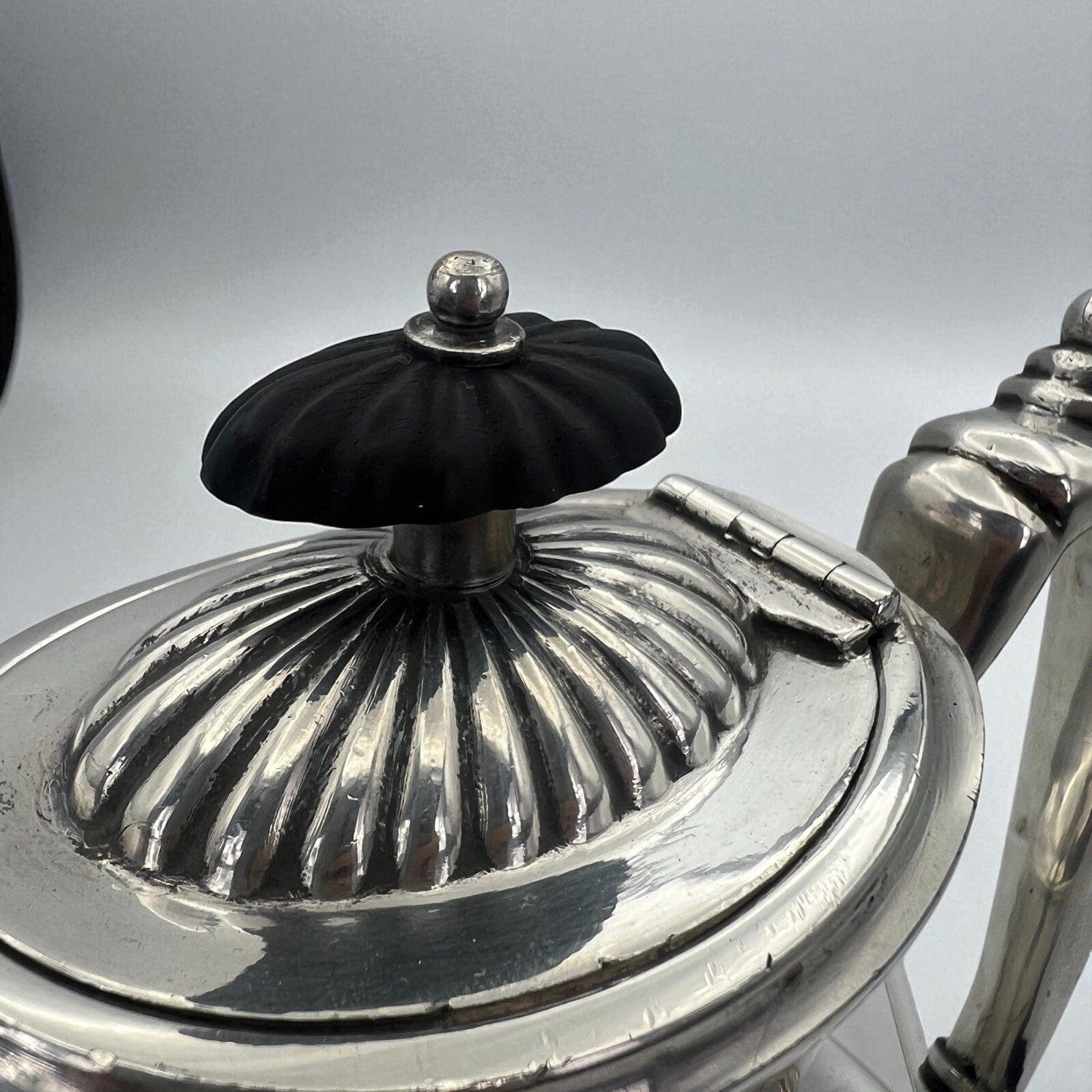 Antica Caffettiera inglese in argento silver plated sheffield Teiera epoca 800 Categoria  Sheffield & Argento