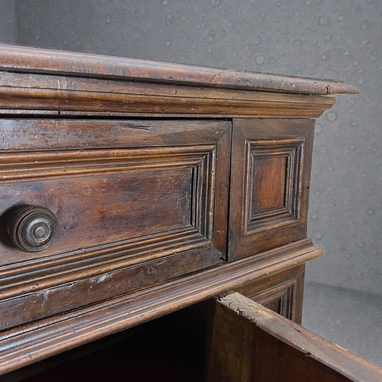 Antica credenza italiana in legno massello Stile rinascimentale d'epoca '800 Categoria  Servante - Servantini