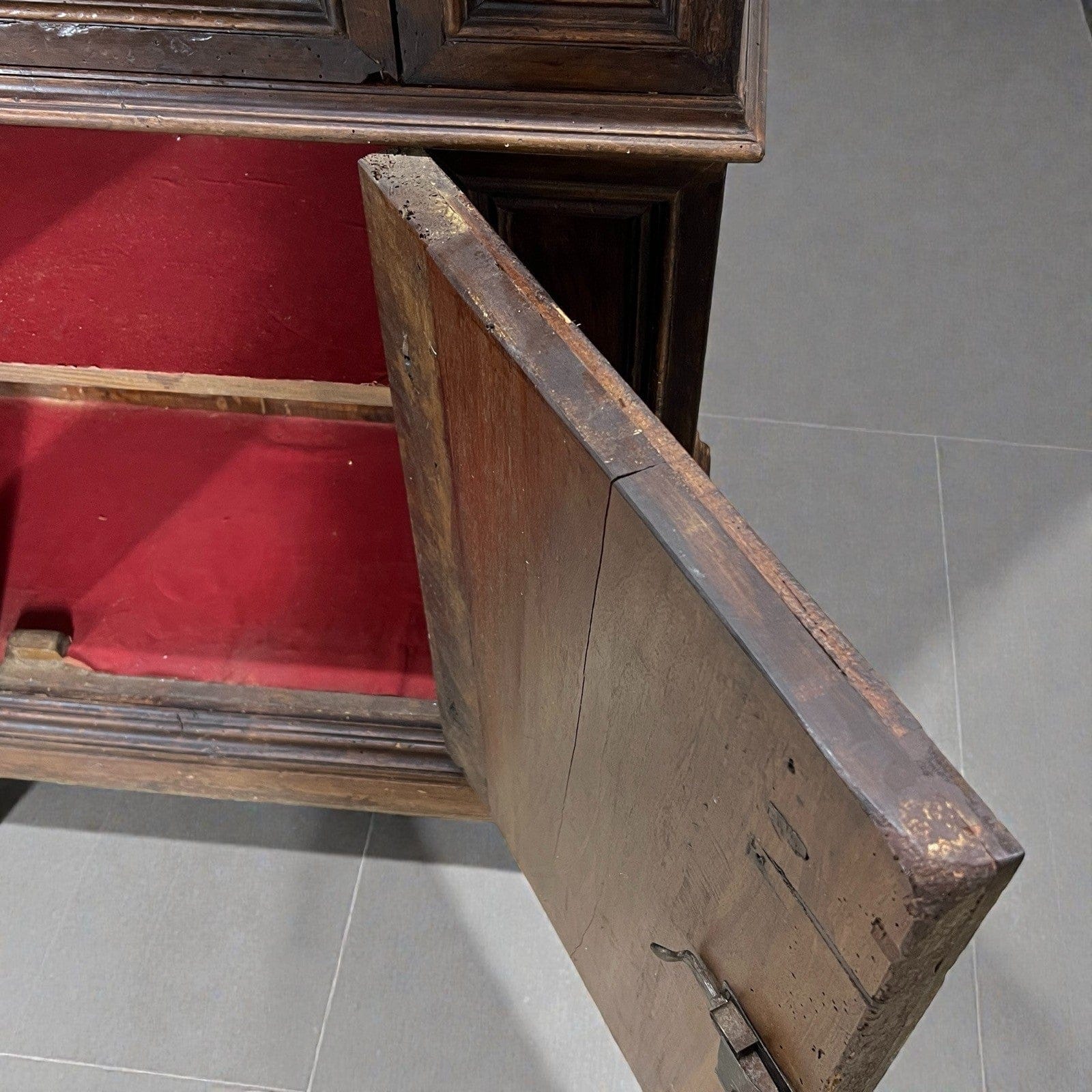 Antica credenza italiana in legno massello Stile rinascimentale d'epoca '800 Categoria  Servante - Servantini