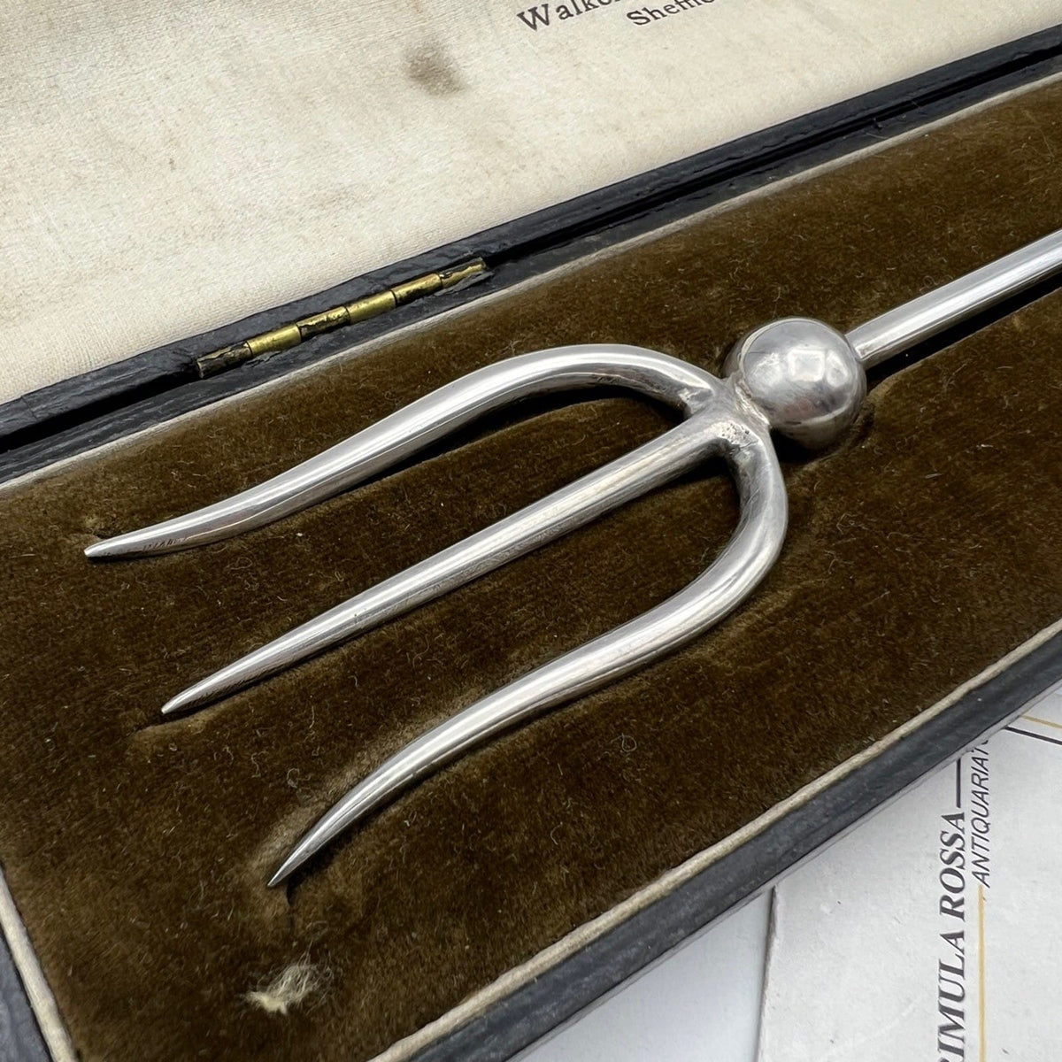 Antica Forchetta forchettone da pane o portata posata inglese con scatola coeva Categoria  Sheffield & Argento
