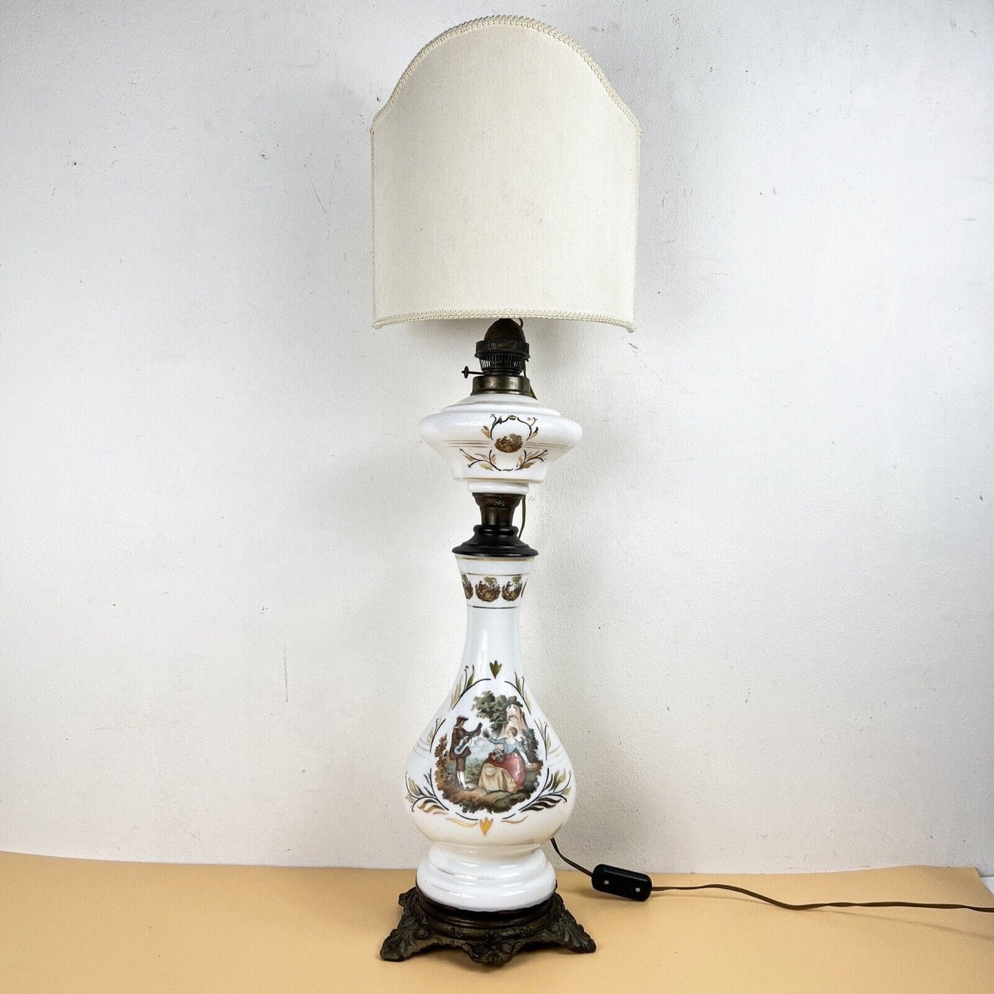 Antica Lampada tipo petrolio vintage in vetro Opalino e Bronzo Lume a olio Categoria  Lampade Appliques