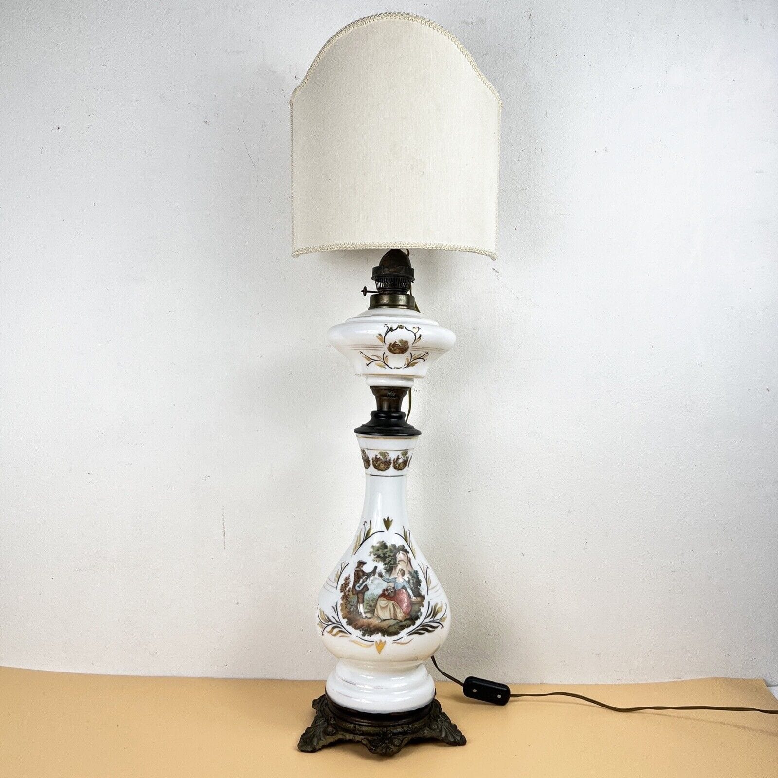 Antica Lampada tipo petrolio vintage in vetro Opalino e Bronzo Lume a olio Categoria  Lampade Appliques