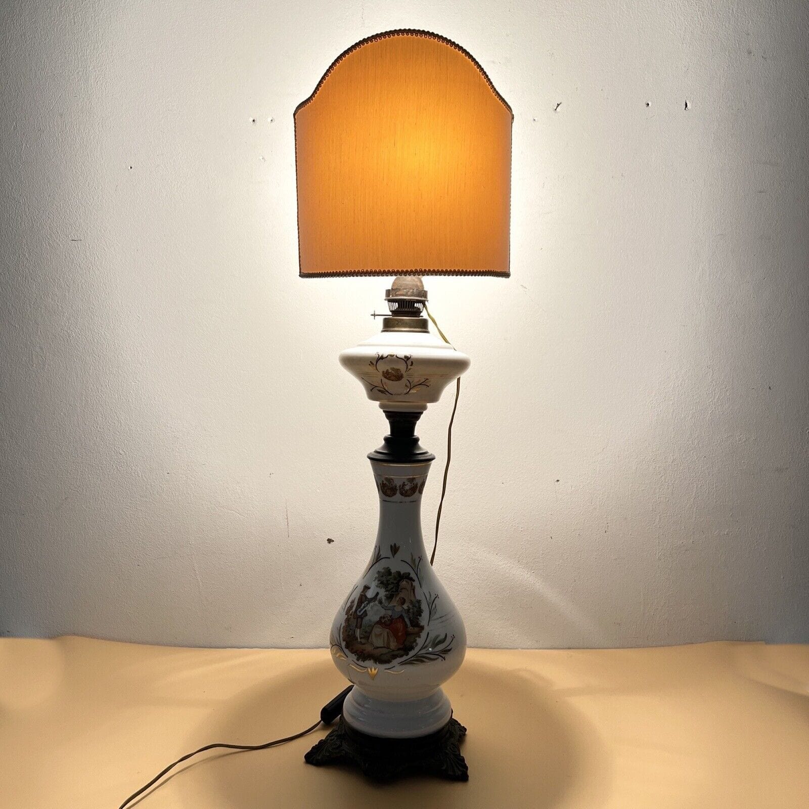 Antica Lampada tipo petrolio vintage in vetro Opalino e Bronzo Lume a olio Categoria  Lampade Appliques