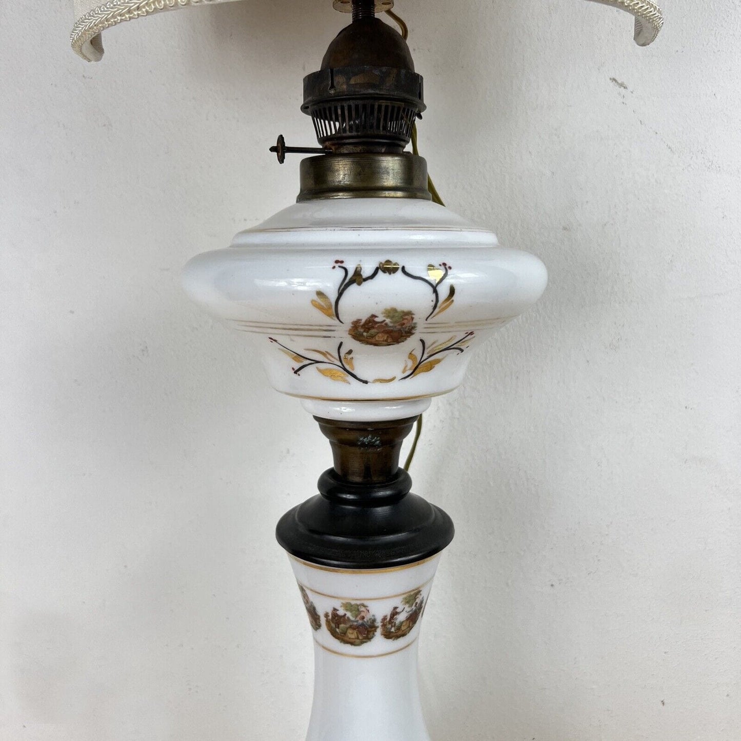 Antica Lampada tipo petrolio vintage in vetro Opalino e Bronzo Lume a olio Categoria  Lampade Appliques