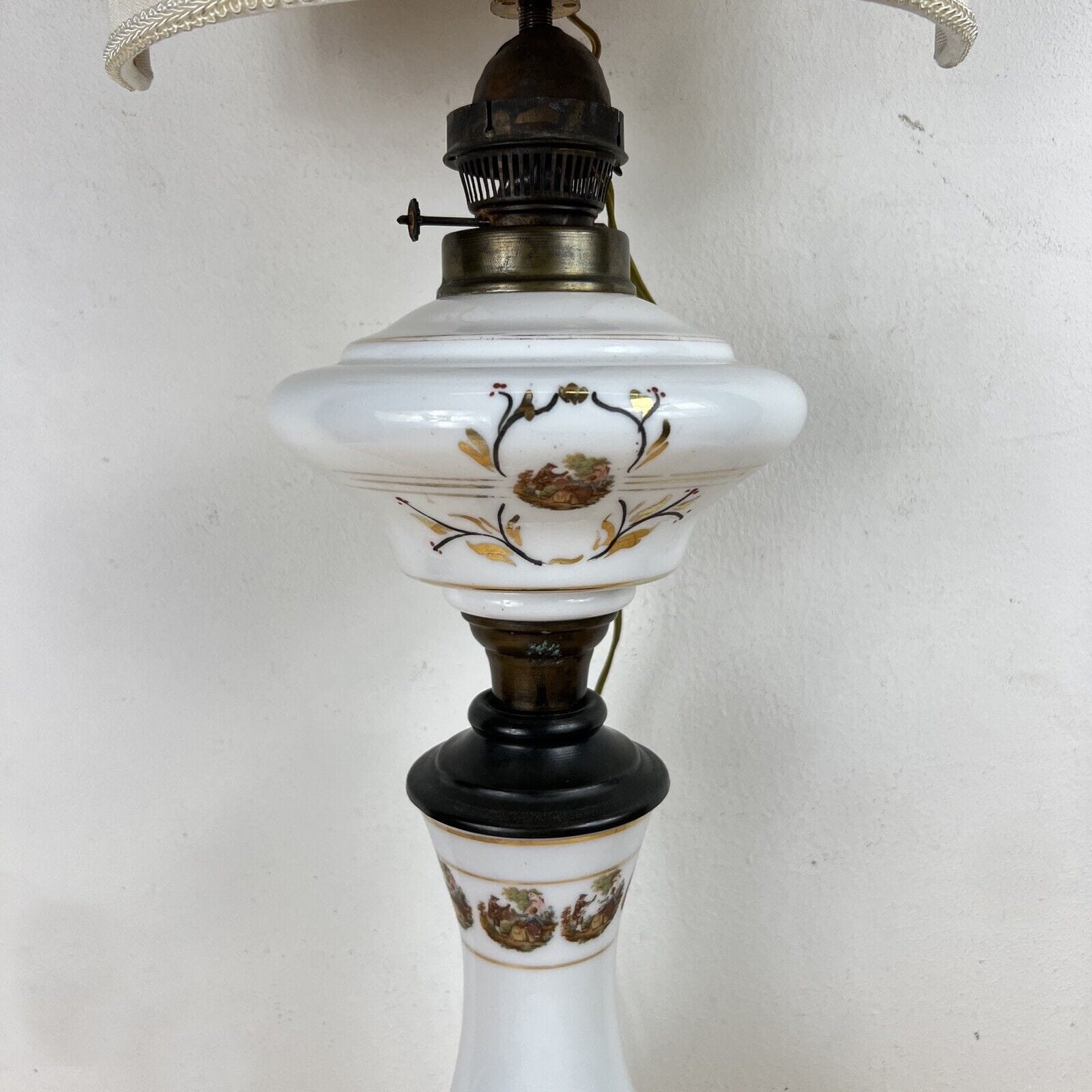 Antica Lampada tipo petrolio vintage in vetro Opalino e Bronzo Lume a olio Categoria  Lampade Appliques