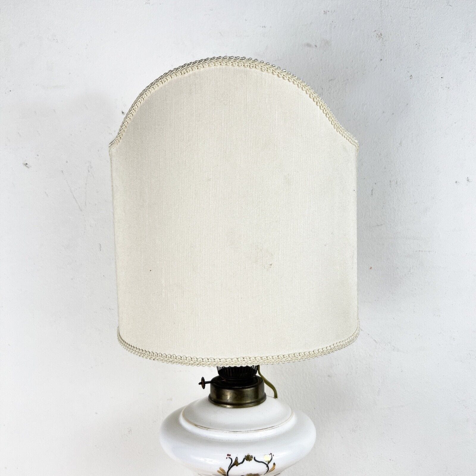 Antica Lampada tipo petrolio vintage in vetro Opalino e Bronzo Lume a olio Categoria  Lampade Appliques