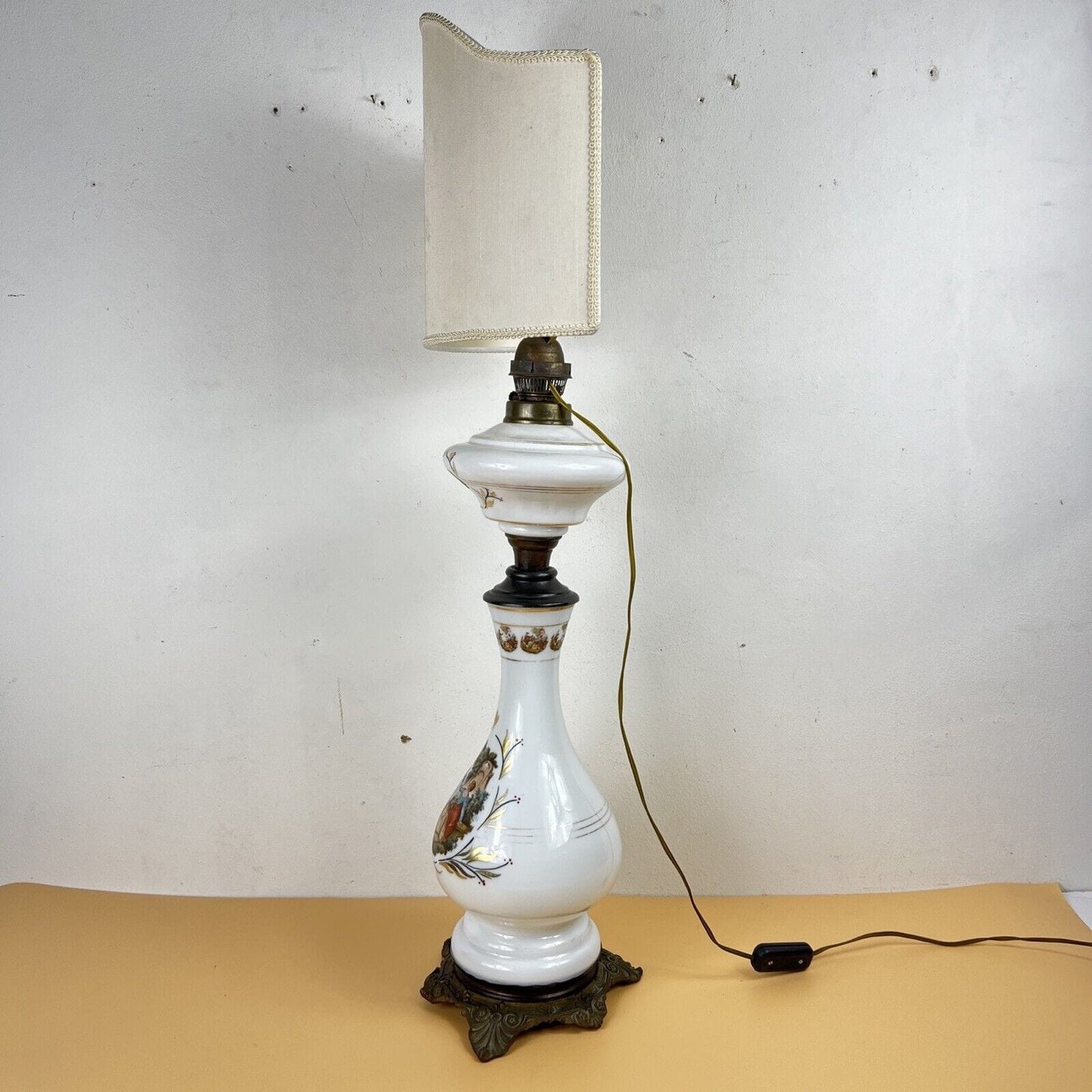 Antica Lampada tipo petrolio vintage in vetro Opalino e Bronzo Lume a olio Categoria  Lampade Appliques