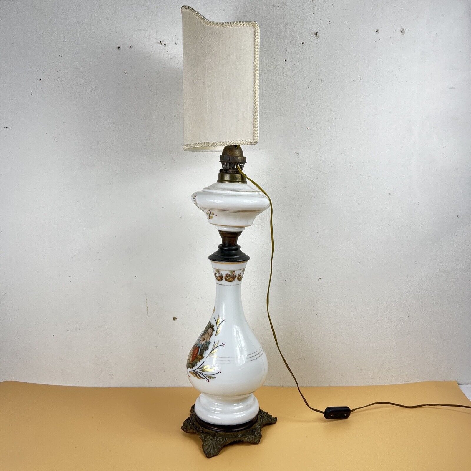 Antica Lampada tipo petrolio vintage in vetro Opalino e Bronzo Lume a olio Categoria  Lampade Appliques