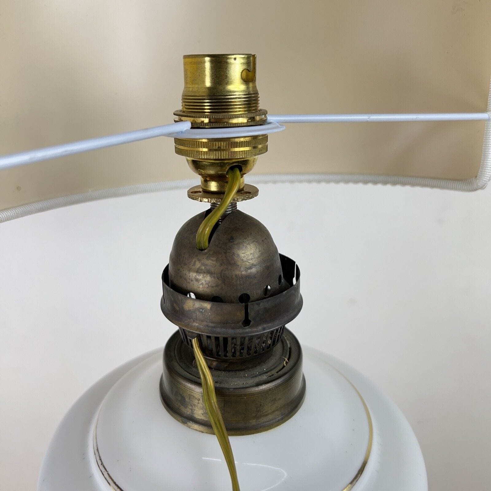 Antica Lampada tipo petrolio vintage in vetro Opalino e Bronzo Lume a olio Categoria  Lampade Appliques