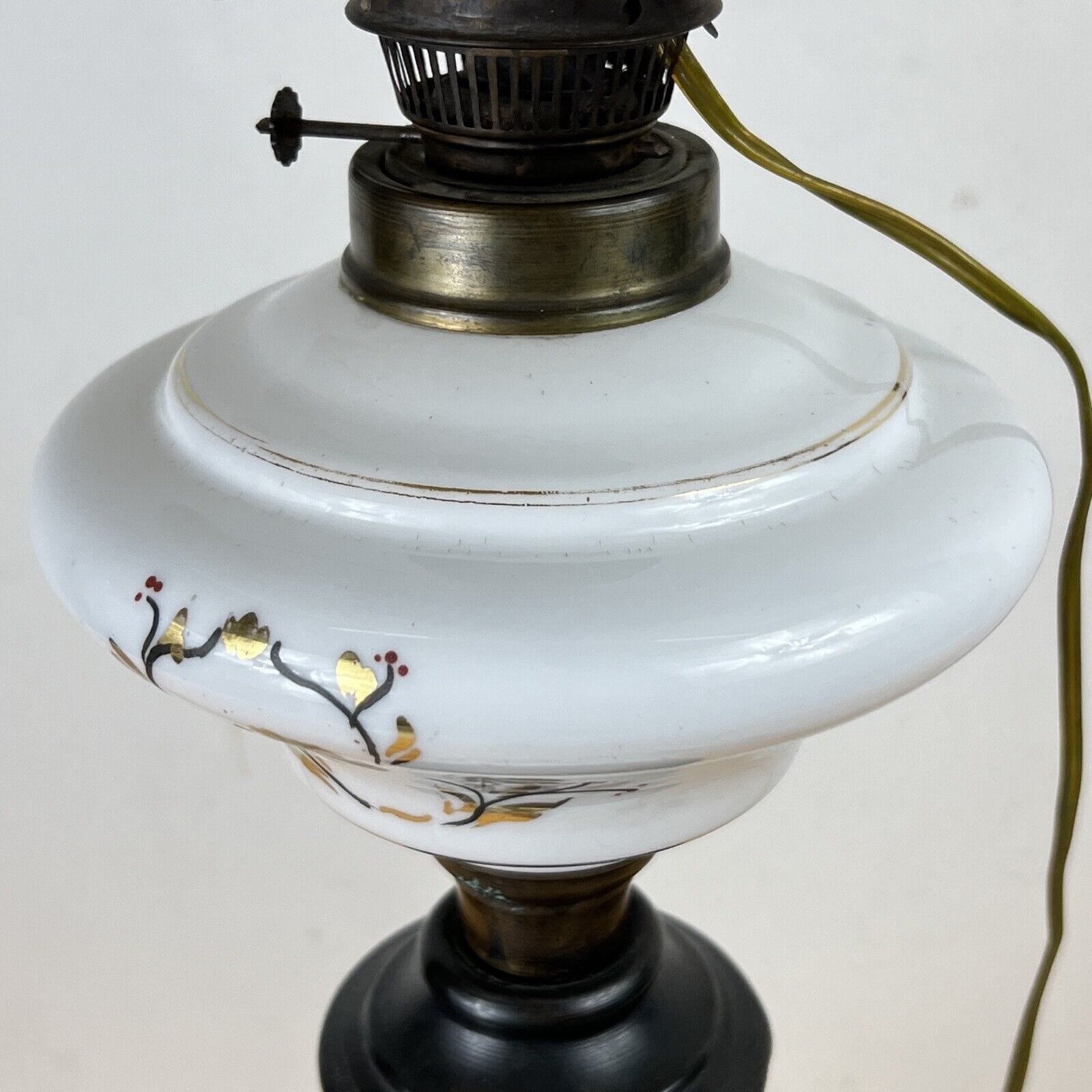 Antica Lampada tipo petrolio vintage in vetro Opalino e Bronzo Lume a olio Categoria  Lampade Appliques