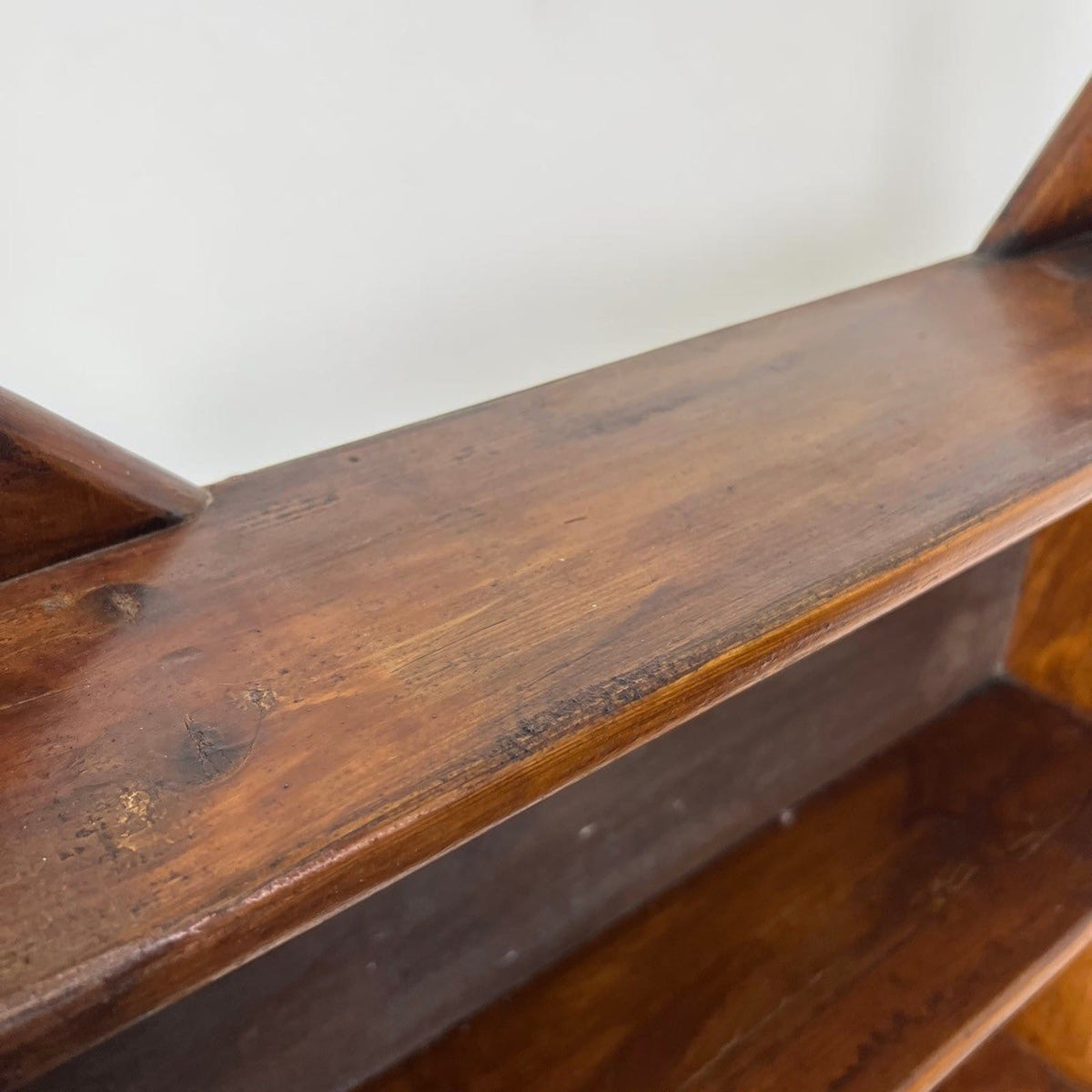 Antica mensola a sospensione Piattaia scaffale da muro in legno espositore '900 Categoria  Mensole