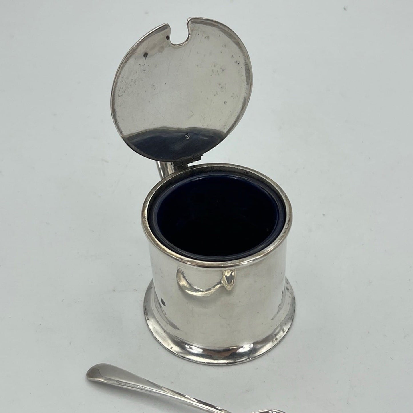 Antica mostardiera in Argento Silver Plated da tavola con cucchiaino epcoa 1920 Categoria  Sheffield & Argento