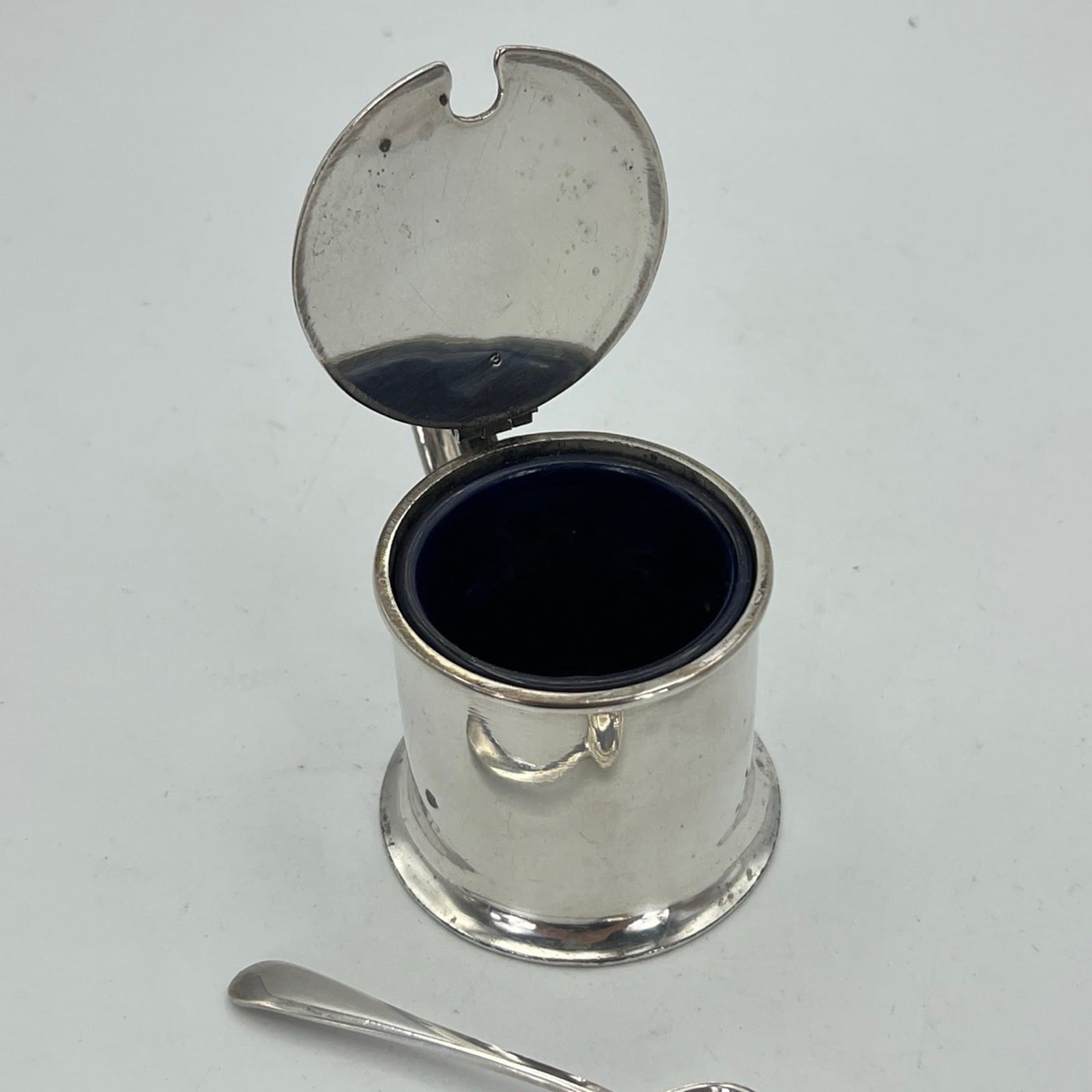 Antica mostardiera in Argento Silver Plated da tavola con cucchiaino epcoa 1920 Categoria  Sheffield & Argento