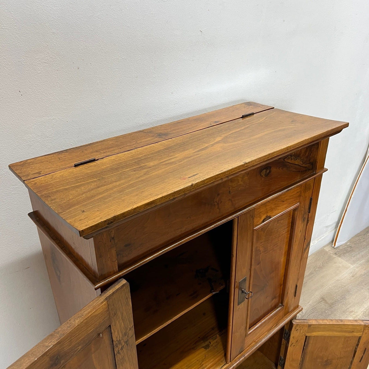 Antica Piccola Libreria Credenza in legno di noce Mobile Credenzina Madia Categoria  Vetrine