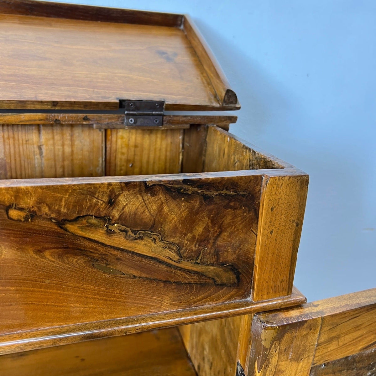 Antica Piccola Libreria Credenza in legno di noce Mobile Credenzina Madia Categoria  Vetrine