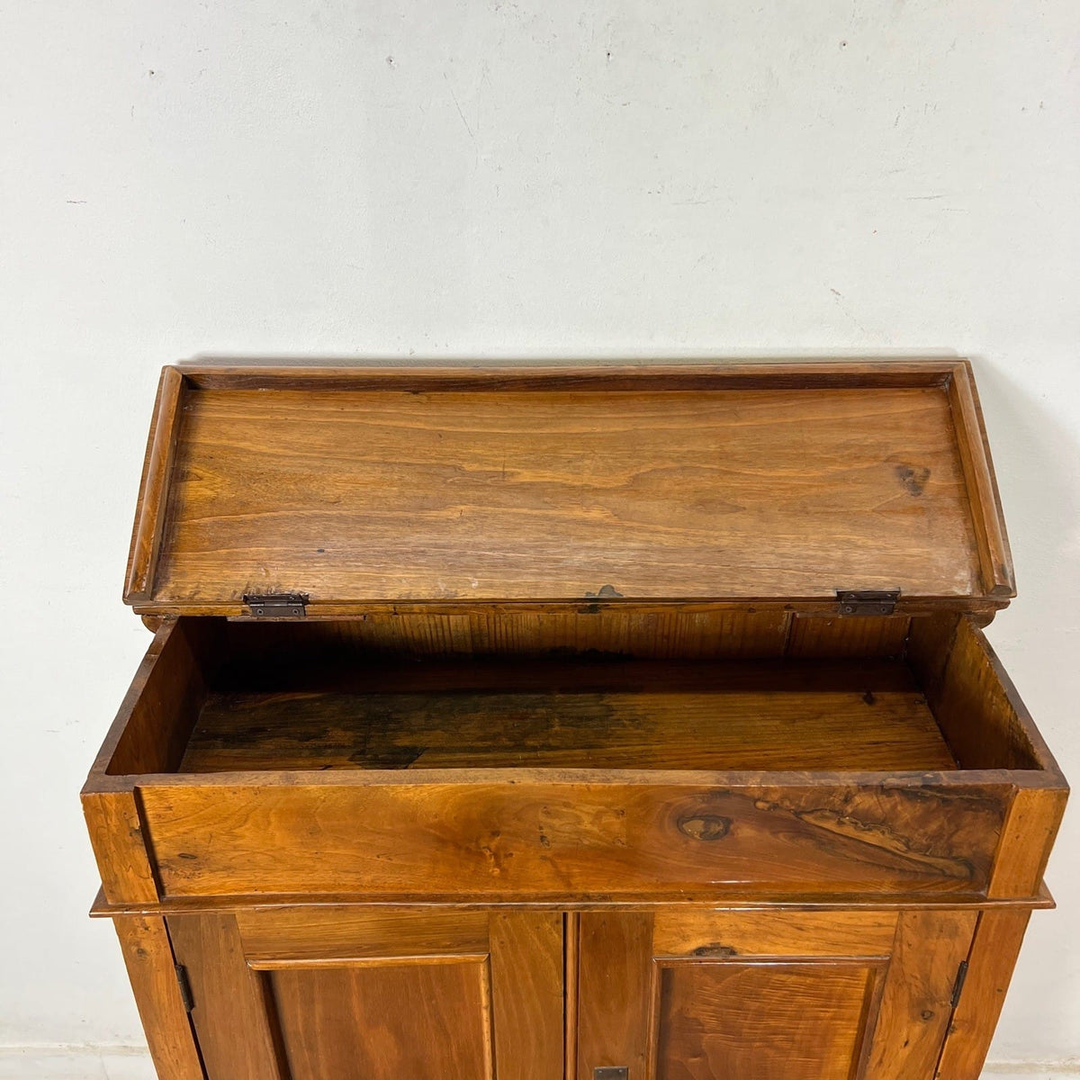 Antica Piccola Libreria Credenza in legno di noce Mobile Credenzina Madia Categoria  Vetrine