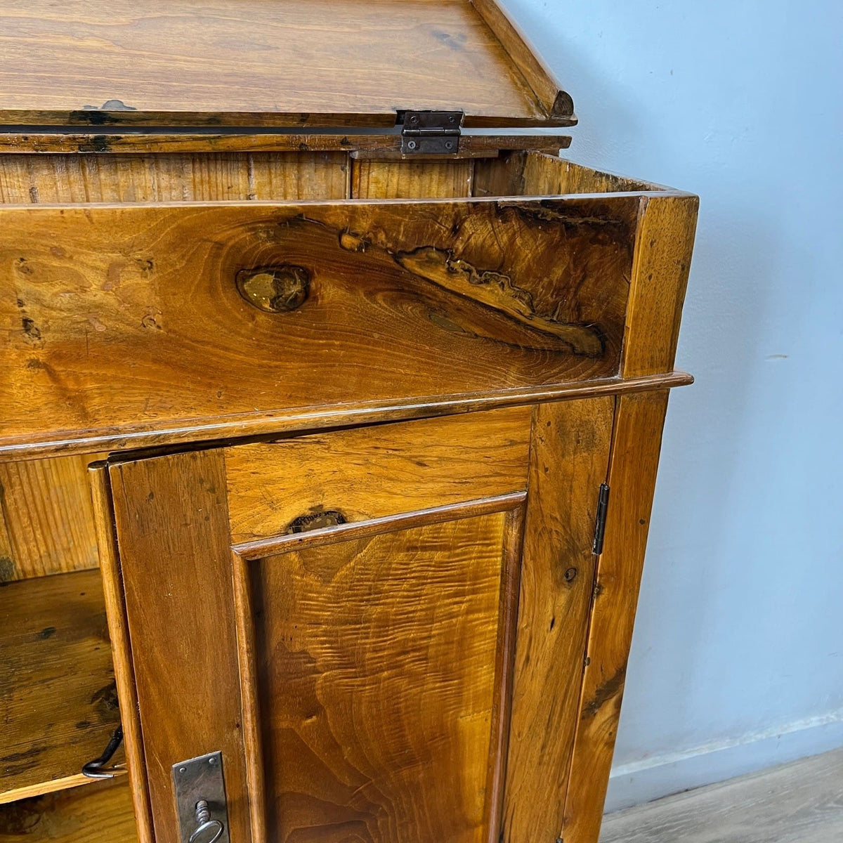 Antica Piccola Libreria Credenza in legno di noce Mobile Credenzina Madia Categoria  Vetrine