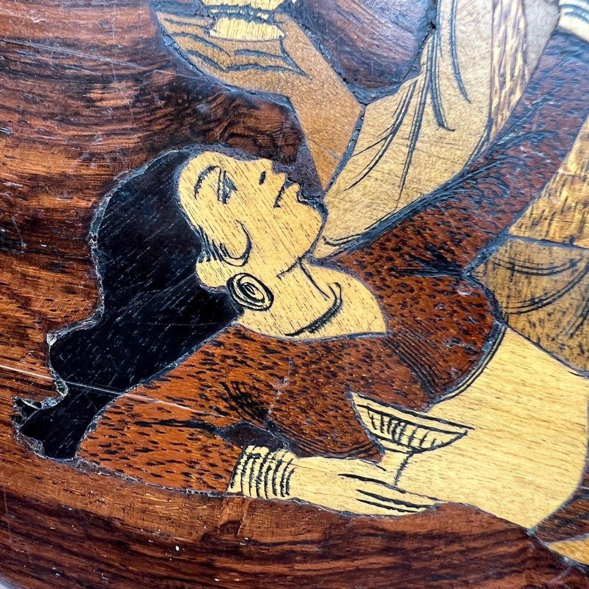 Antica Placca decorativa in legno intarsiato con scena orientale Omar Khayyam Categoria  altro