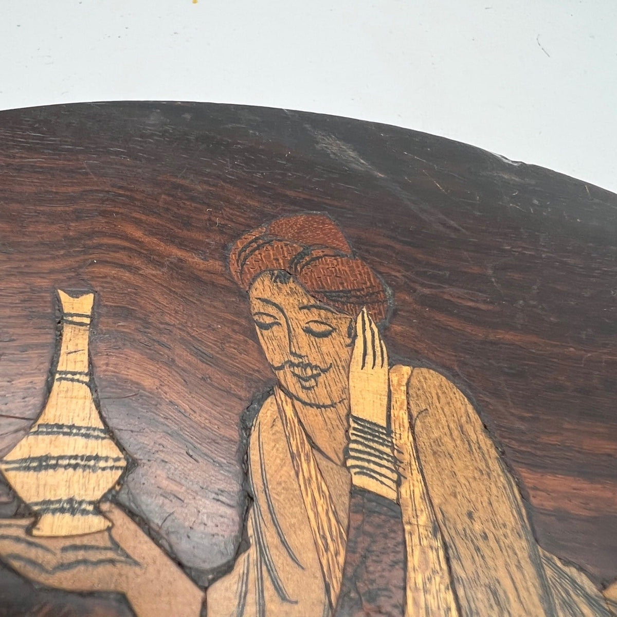 Antica Placca decorativa in legno intarsiato con scena orientale Omar Khayyam Categoria  altro