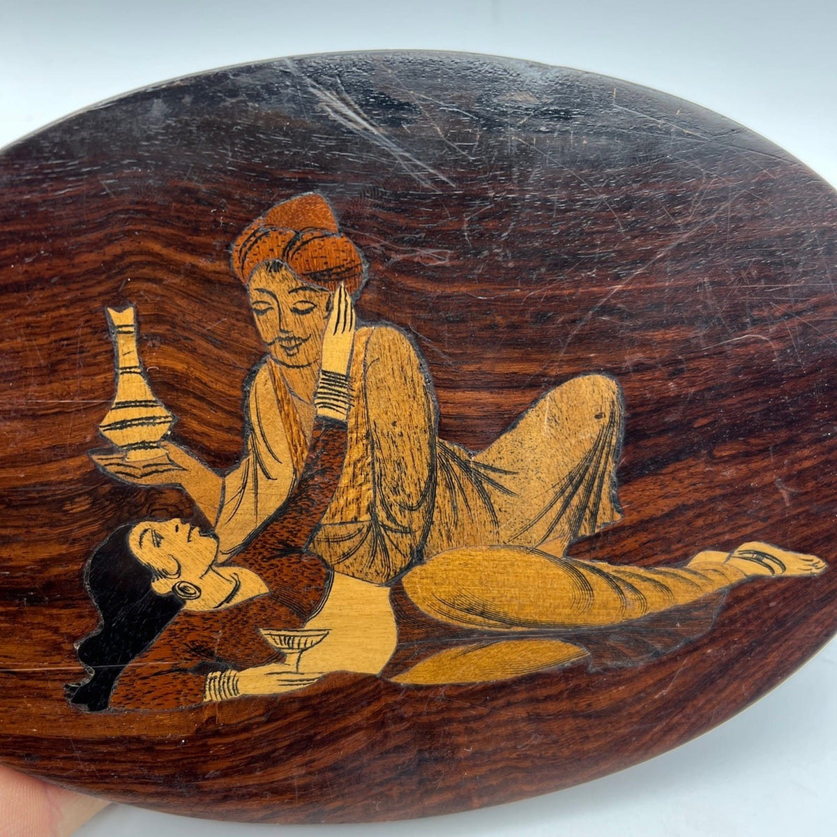 Antica Placca decorativa in legno intarsiato con scena orientale Omar Khayyam Categoria  altro