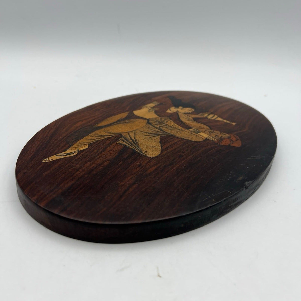 Antica Placca decorativa in legno intarsiato con scena orientale Omar Khayyam Categoria  altro