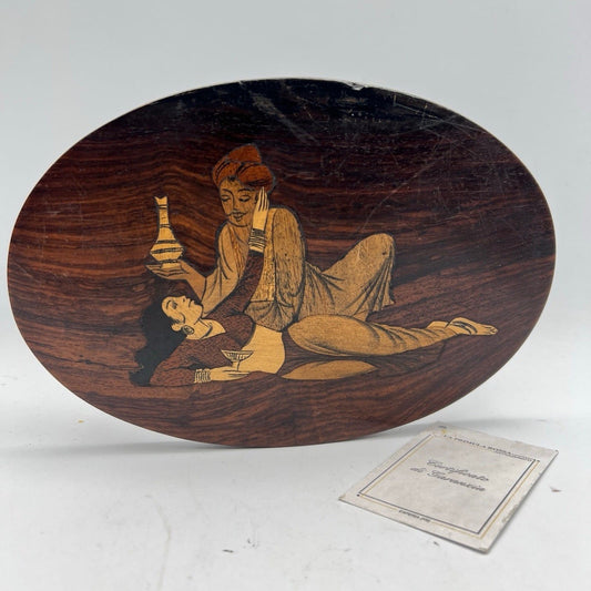 Antica Placca decorativa in legno intarsiato con scena orientale Omar Khayyam Categoria  altro