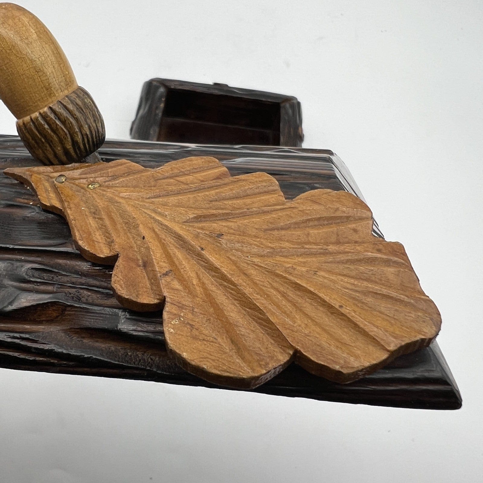 Antica Scatola in legno intagliata con coperchio Foglia Ghianda  contenitore Categoria  Carillon