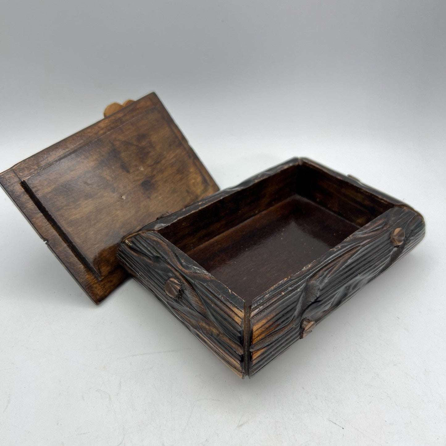Antica Scatola in legno intagliata con coperchio Foglia Ghianda  contenitore Categoria  Carillon