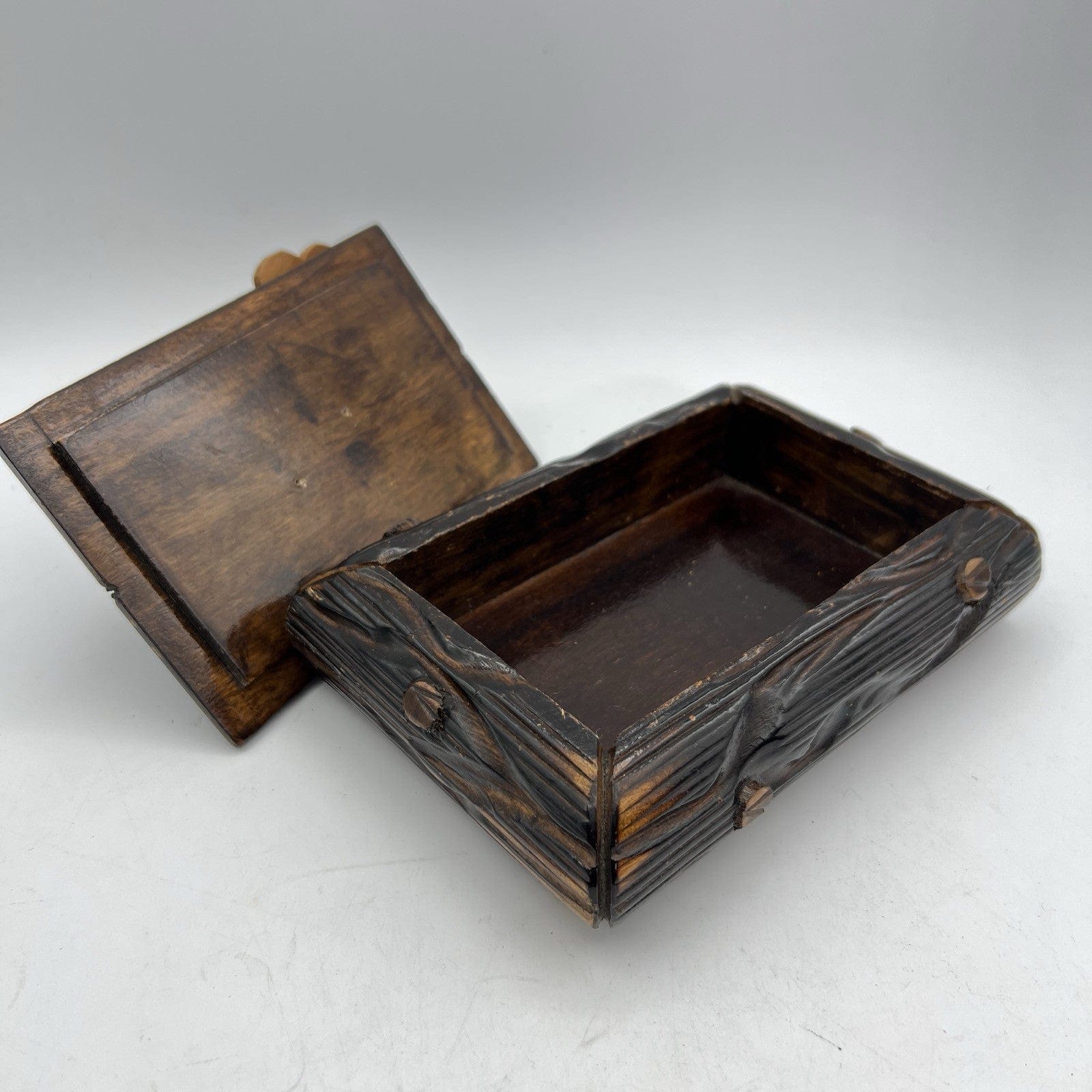 Antica Scatola in legno intagliata con coperchio Foglia Ghianda  contenitore Categoria  Carillon