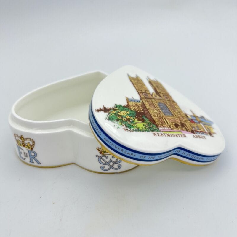 Antica Scatola Portagioie in porcellana Regina Elisabetta II e Principe Filippo Categoria  Ceramiche e Porcellane