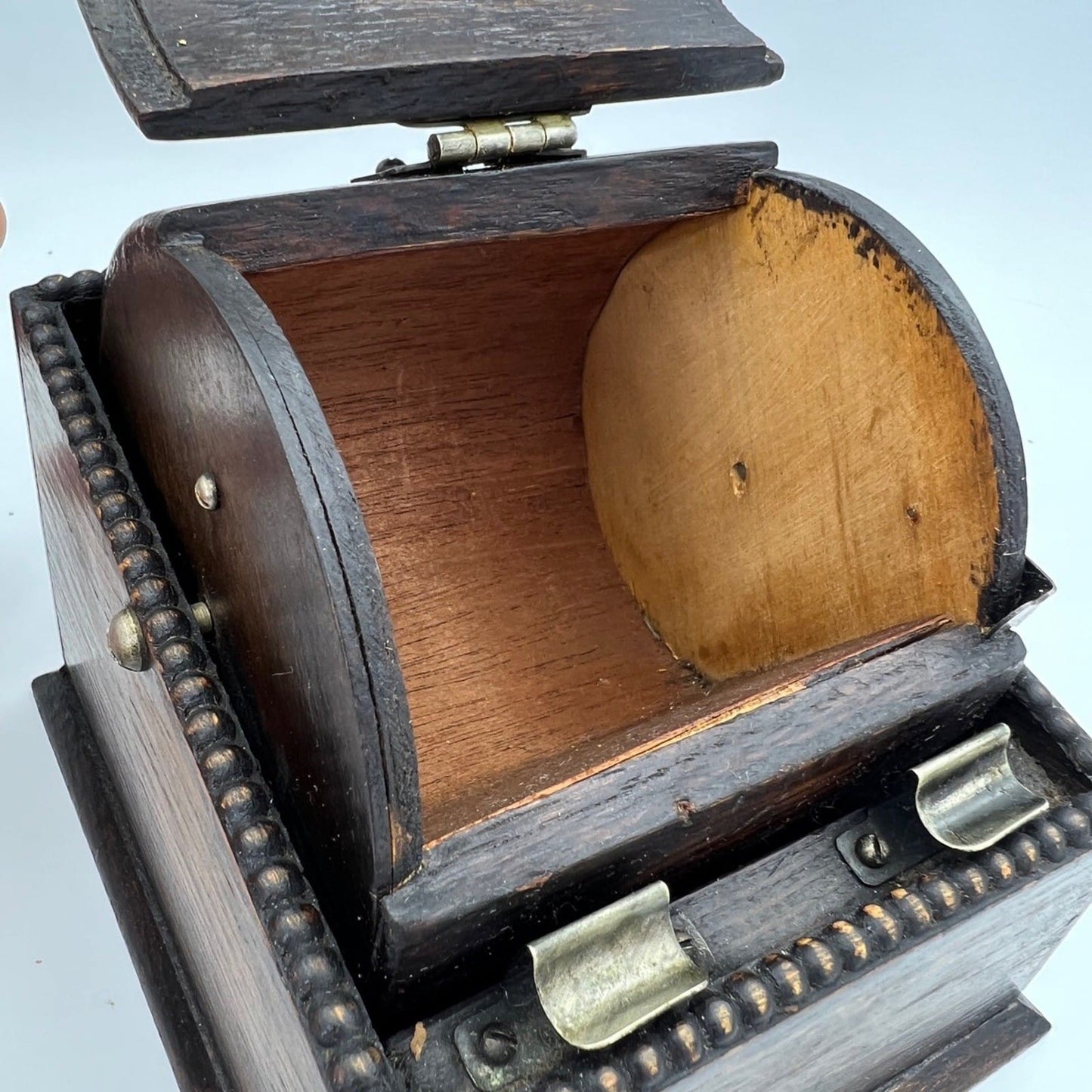 Antica Scatola Portasigarette Inglese Girevole da tavolo in legno Bauletto 1930 Categoria  Scatole in legno