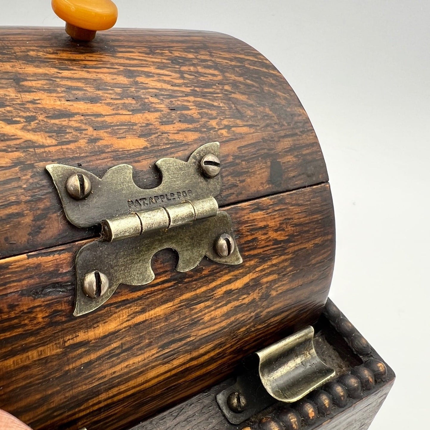 Antica Scatola Portasigarette Inglese Girevole da tavolo in legno Bauletto 1930 Categoria  Scatole in legno