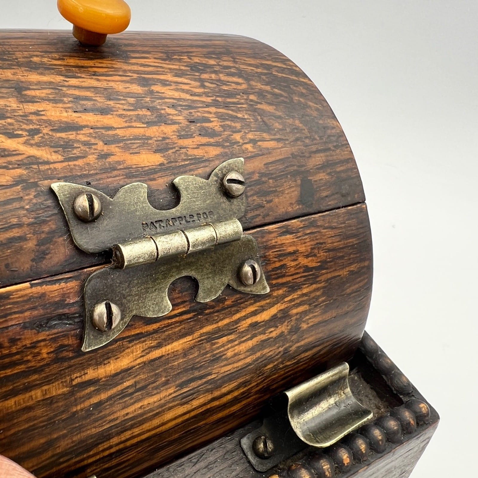 Antica Scatola Portasigarette Inglese Girevole da tavolo in legno Bauletto 1930 Categoria  Scatole in legno