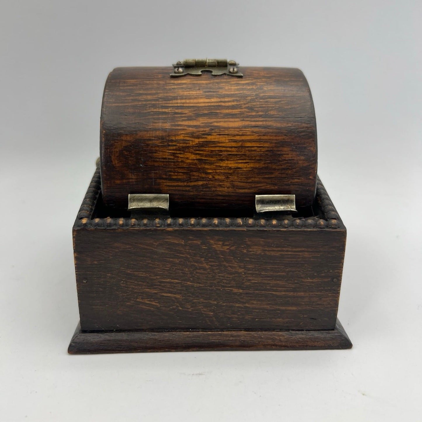 Antica Scatola Portasigarette Inglese Girevole da tavolo in legno Bauletto 1930 Categoria  Scatole in legno