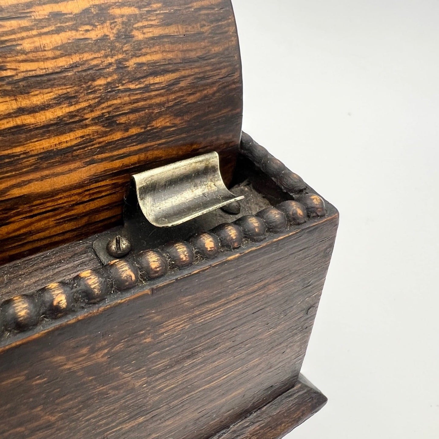Antica Scatola Portasigarette Inglese Girevole da tavolo in legno Bauletto 1930 Categoria  Scatole in legno