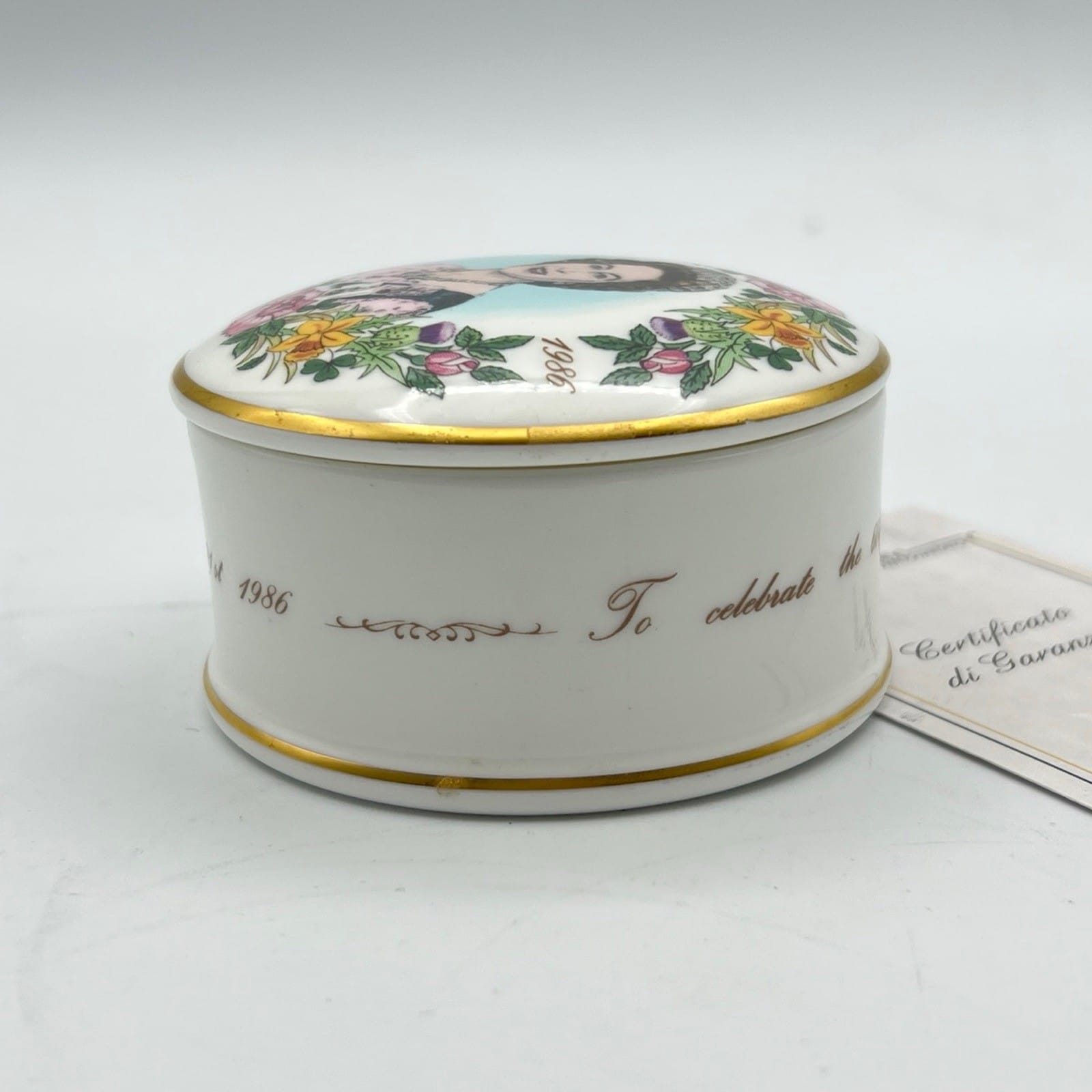 Antica  Scatolina in Ceramica Inglese Regina Elisabetta  II Casa Reale anno 1986 Categoria  Boccali