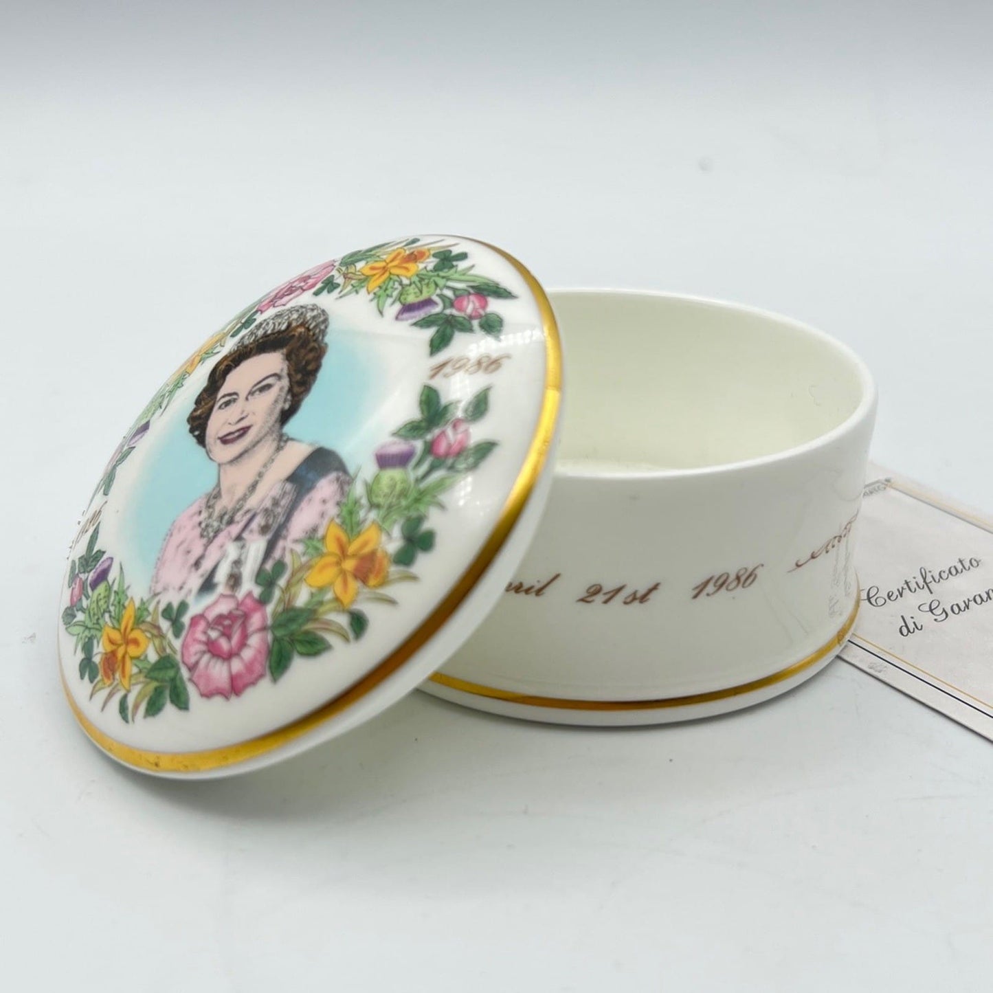 Antica  Scatolina in Ceramica Inglese Regina Elisabetta  II Casa Reale anno 1986 Categoria  Boccali