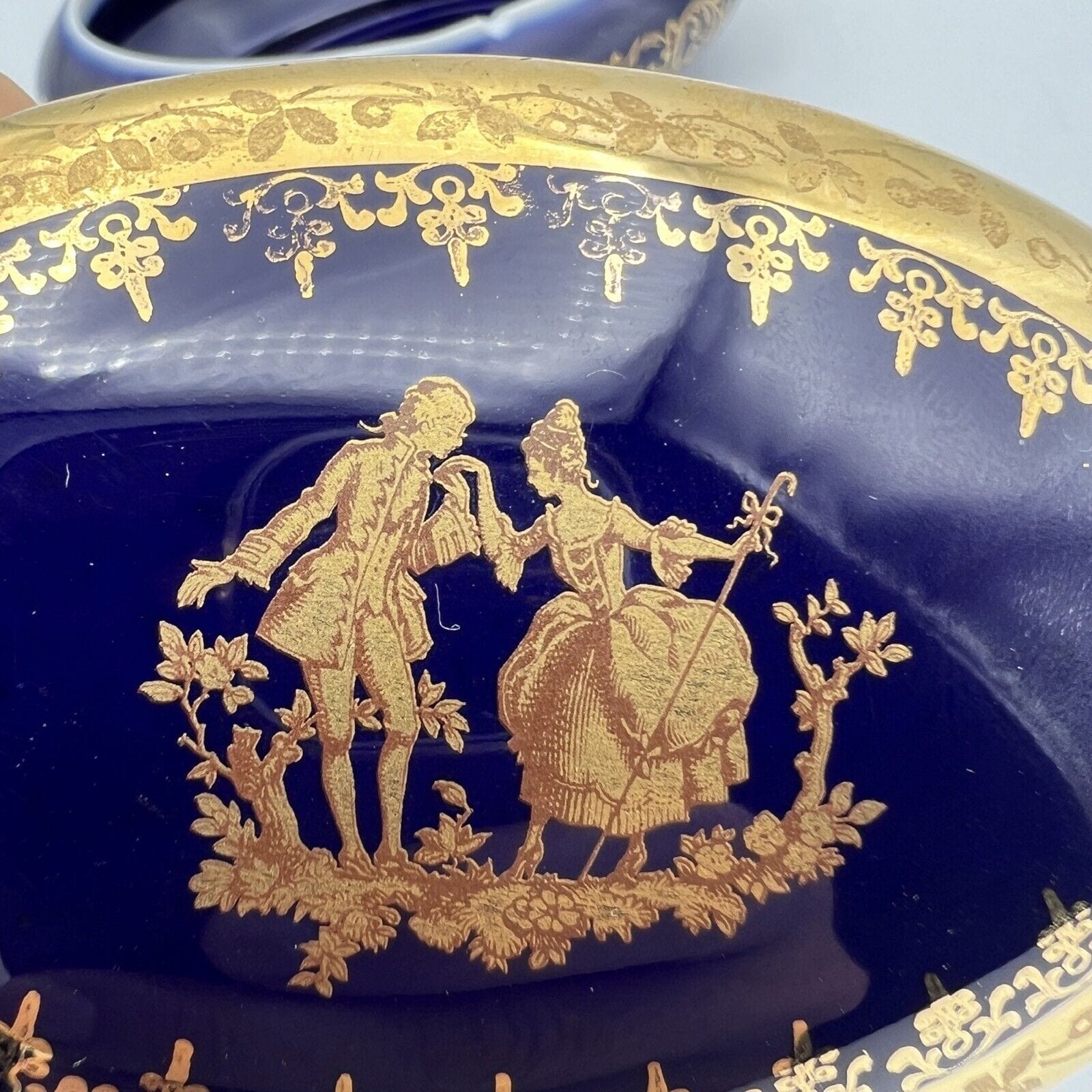 Antica Scatolina in porcellana Limoges blu e oro dipinto a mano Stile Fragonard Categoria  Scatoline portagioie