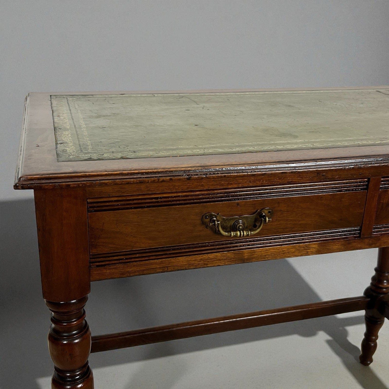 Antica scrivania piccolo scrittoio classica tavolo da ufficio con piano in pelle Categoria  Scrittoi & Ribalte