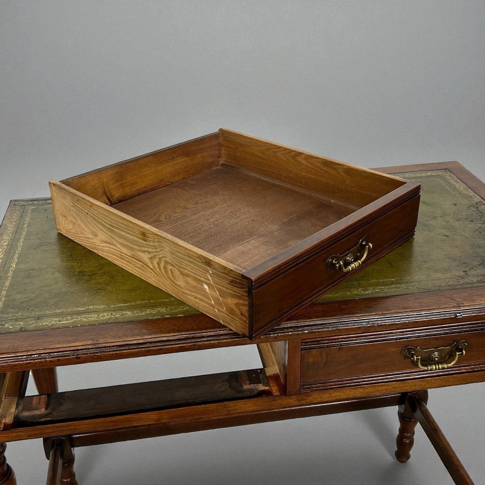 Antica scrivania piccolo scrittoio classica tavolo da ufficio con piano in pelle Categoria  Scrittoi & Ribalte