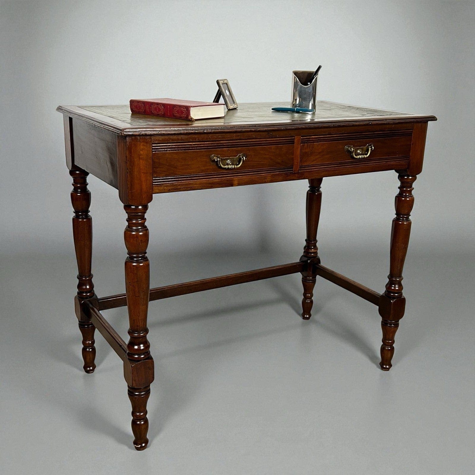 Antica scrivania piccolo scrittoio classica tavolo da ufficio con piano in pelle Categoria  Scrittoi & Ribalte
