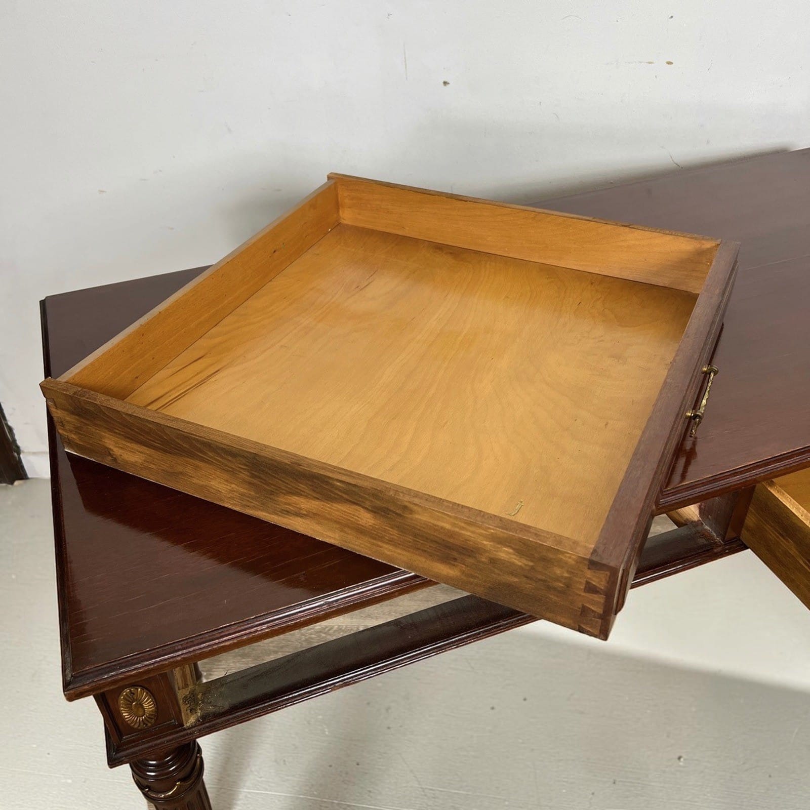 Antica scrivania scrittoio classica tavolo da ufficio in legno stile Luigi XVI Categoria  Scrittoi & Ribalte