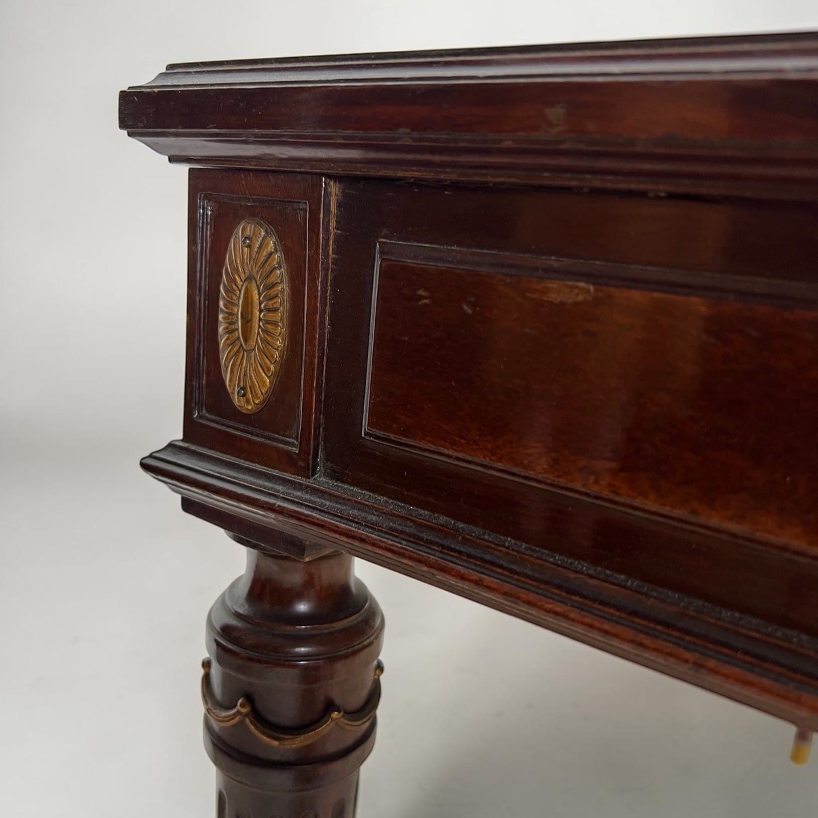 Antica scrivania scrittoio classica tavolo da ufficio in legno stile Luigi XVI Categoria  Scrittoi & Ribalte