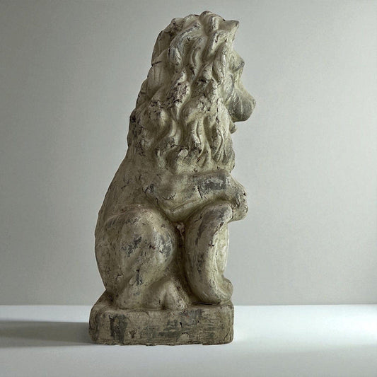 Antica Scultura di Leone con Stemma Nobiliare Statua per casa XX secolo Categoria  Sculture e Miniature