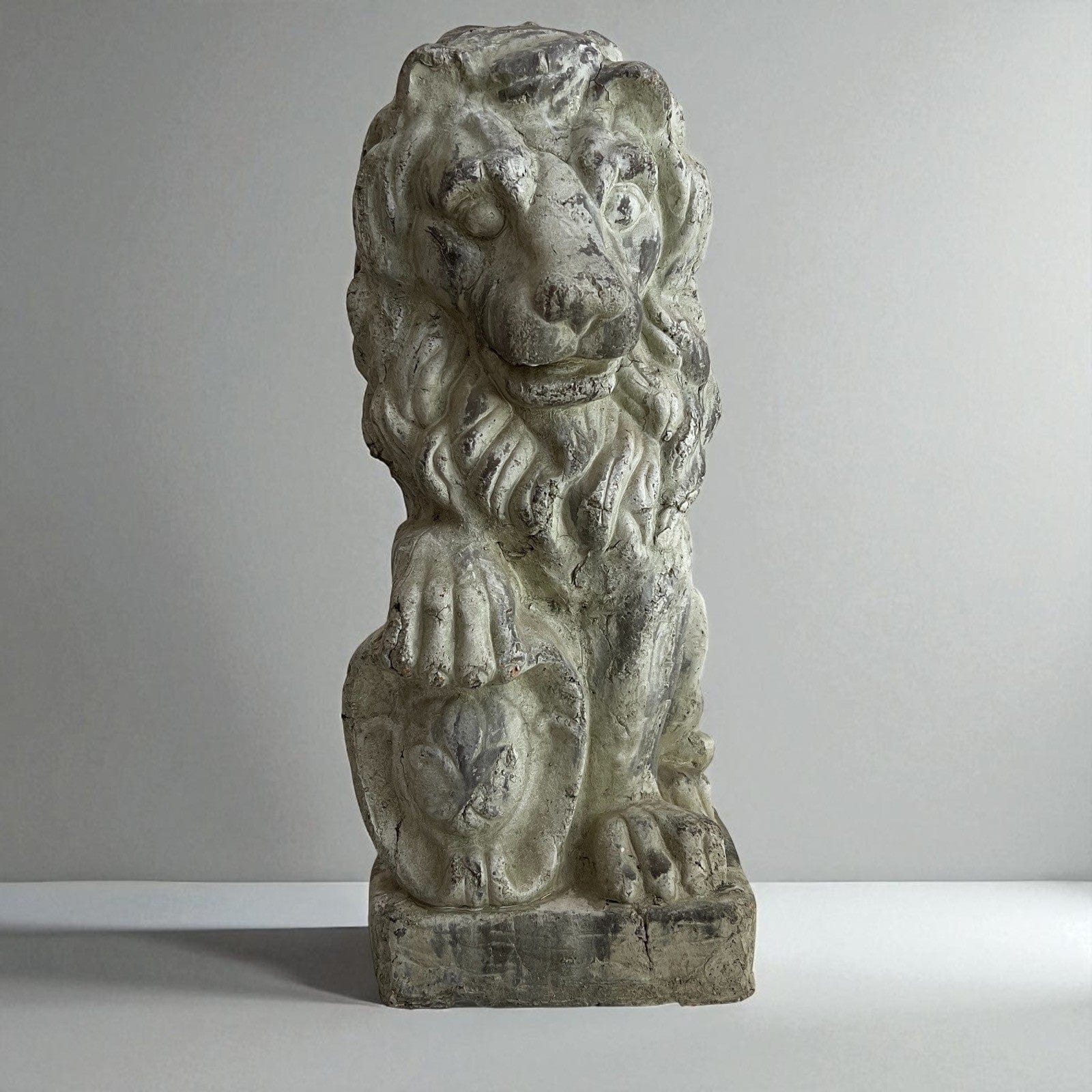 Antica Scultura di Leone con Stemma Nobiliare Statua per casa XX secolo Categoria  Sculture e Miniature