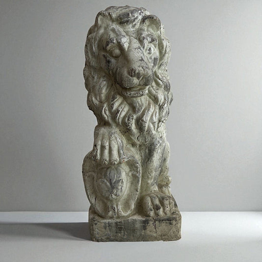 Antica Scultura di Leone con Stemma Nobiliare Statua per casa XX secolo Categoria  Sculture e Miniature