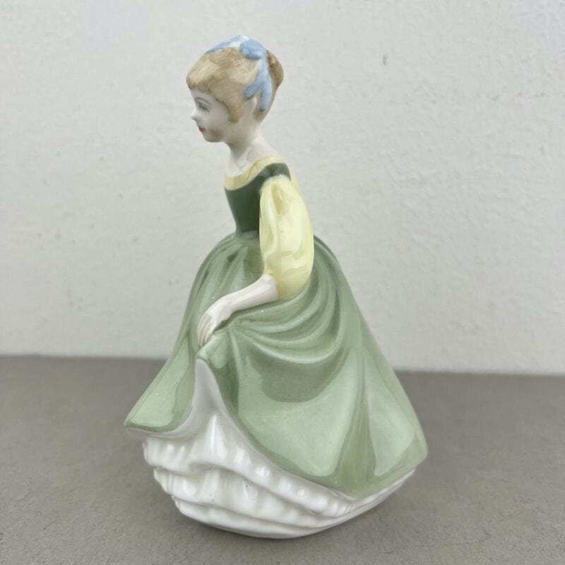 Antica Scultura Statuina in Porcellana inglese Royal Doulton Dama 1966 vintage Categoria  Ceramiche e Porcellane