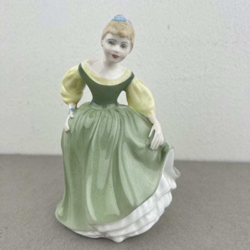 Antica Scultura Statuina in Porcellana inglese Royal Doulton Dama 1966 vintage Categoria  Ceramiche e Porcellane