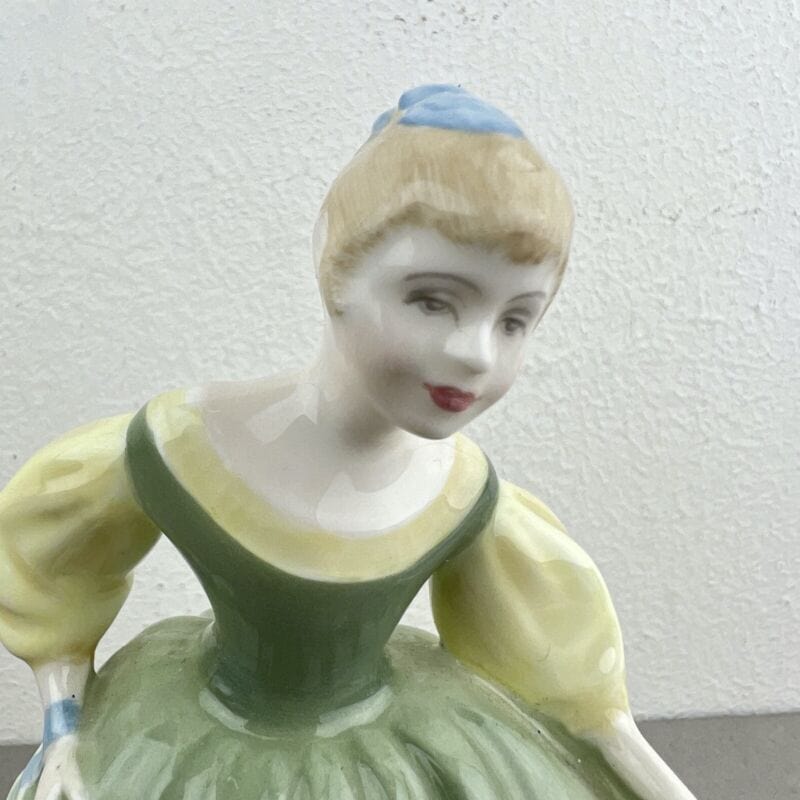 Antica Scultura Statuina in Porcellana inglese Royal Doulton Dama 1966 vintage Categoria  Ceramiche e Porcellane